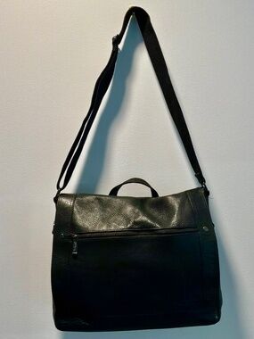 Kenneth Cole Reaction Black Leather Messenger Bag Crossbody Tablet Case